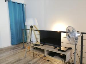 布龍的住宿－Blue Rent，客厅配有风扇和平面电视。