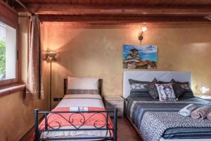 - une chambre avec 2 lits et une fenêtre dans l'établissement Appartamento Le Rondini, à Siculiana