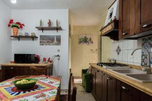 - une cuisine avec un bol de fruits sur une table dans l'établissement Appartamento Le Rondini, à Siculiana