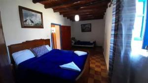 1 dormitorio con 1 cama azul en una habitación en Relais De Tahla en Aïn Bou Mahdi