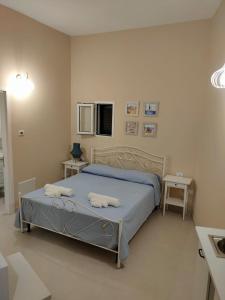 - une chambre avec un lit et 2 serviettes dans l'établissement La Liama di CasAda, à Spongano