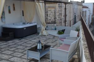 La salle de bains est pourvue d'une baignoire et de chaises sur le balcon. dans l'établissement La Liama di CasAda, à Spongano