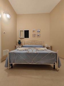 - une chambre avec un lit et une couette bleue dans l'établissement La Liama di CasAda, à Spongano