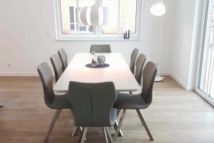 a dining room with a table and chairs at Pier 76 in Scharbeutz