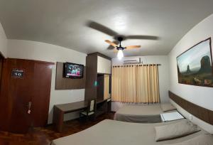 1 dormitorio con 2 camas y ventilador de techo en Marca Hotel, en Nova Santa Medianeira