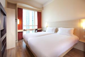 Llit o llits en una habitació de Ibis Hong Kong Central & Sheung Wan