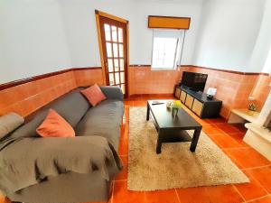 ein Wohnzimmer mit einem Sofa und einem Couchtisch in der Unterkunft Villa Cielo - Family House in Sintra