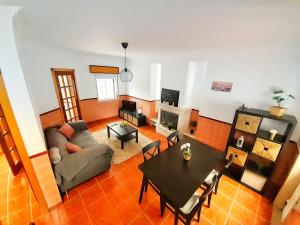uma sala de estar com uma mesa e um sofá em Villa Cielo - Family House em Sintra