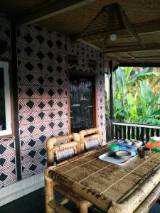 una mesa en la parte trasera de un porche con mesa en Tetabatu Rice Terrace Homestay, en Tetebatu