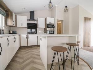 Φωτογραφία από το άλμπουμ του Lodge at Chichester Lakeside 2 Bed στο Τσίτσεστερ +17 φωτογραφίες