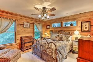 Schlafzimmer mit einem Bett und einem Deckenventilator in der Unterkunft Cozy Brasstown Cabin Deck, Grill and Kayaks! in Brasstown