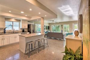 uma grande cozinha com um bar e uma sala de estar em Pet-Friendly Waterfront Home - 2 Mi to Beach! em Tarpon Springs