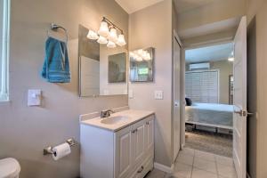 W łazience znajduje się umywalka i lustro. w obiekcie Pet-Friendly Waterfront Home - 2 Mi to Beach! w mieście Tarpon Springs