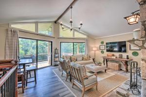 sala de estar con sofá y mesa en Stunning Dillard Home with Yard in Sky Valley!, en Dillard