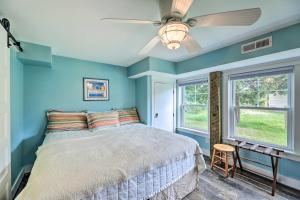 - une chambre avec des murs bleus et un lit avec un ventilateur de plafond dans l'établissement Bright Emerald Isle Home - Walk to the Beach!, à Emerald Isle