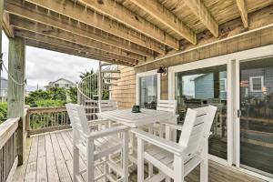 - une terrasse couverte avec une table blanche et des chaises dans l'établissement Bright Emerald Isle Home - Walk to the Beach!, à Emerald Isle