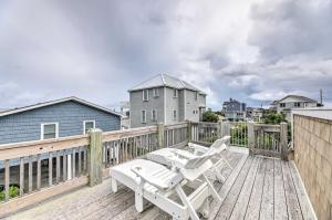 - deux chaises blanches sur une terrasse en bois dans l'établissement Bright Emerald Isle Home - Walk to the Beach!, à Emerald Isle