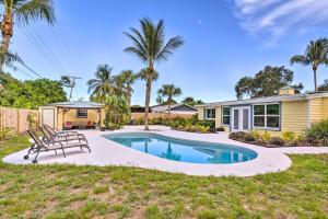 uma casa com piscina e palmeiras em Stuart Home with Pool - Close to Dtwn and Beaches em Stuart