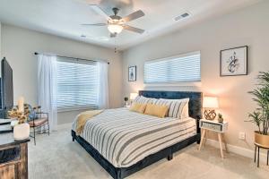 Ένα ή περισσότερα κρεβάτια σε δωμάτιο στο Elegant Loveland Condo Less Than 5 Mi to Old Town!