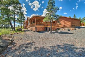 une grande maison en bois avec une grande cour dans l'établissement Lakeside Cabin with Game Room and Private Dock!, à Lake of the Woods