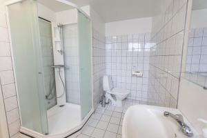 Een badkamer bij Ljosafoss Lake Guest House