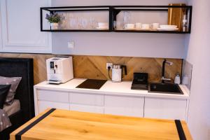 una cocina con encimera y cafetera en Hanza Tower City View 13th floor, en Szczecin