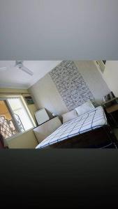 een slaapkamer met een bed en een bank bij Nimo - One Bedroom Beachroad Deluxe Apartment, Mtwapa in Mombasa