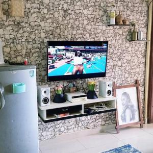 Televízia a/alebo spoločenská miestnosť v ubytovaní Nimo - One Bedroom Beachroad Deluxe Apartment, Mtwapa