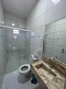 Un baño con inodoro, ducha y lavabo. en Pousada Praia Bela, en Maragogi 52 fotos más