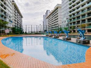 una gran piscina en medio de un edificio en -Lake View- Mount Austin IKEA Toppen 5 mins - B107, en Johor Bahru