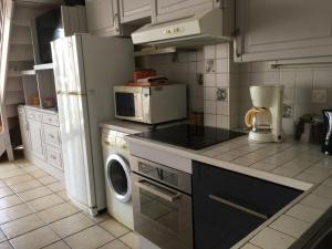 cocina con nevera y lavadora en Marina / maison de pêcheur en Le Barcarès