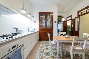 una cucina con tavolo e una sala da pranzo di FLORIT FLATS - Traditional House in El Cabanyal a Valencia
