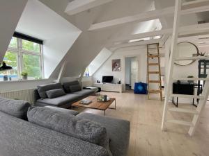ein Wohnzimmer mit einem Sofa und einem Tisch in der Unterkunft ApartmentInCopenhagen Apartment 1470 in Kopenhagen
