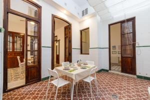 - une salle à manger avec une table et des chaises dans l'établissement FLORIT FLATS - Traditional House in El Cabanyal, à Valence