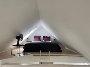 um quarto com uma cama com almofadas vermelhas em ApartmentInCopenhagen Apartment 1470 em Copenhague