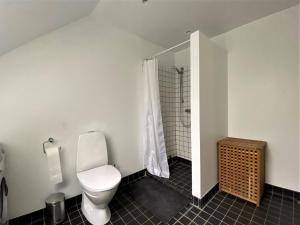 ein Bad mit einem WC und einer Dusche in der Unterkunft ApartmentInCopenhagen Apartment 1470 in Kopenhagen