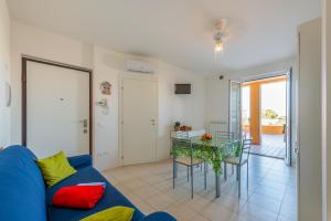 Posedenie v ubytovaní Apartment with Terrace & Parking near the Sea