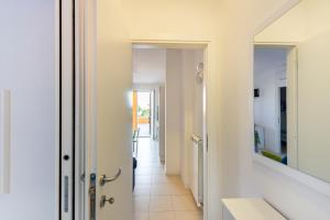 Kúpeľňa v ubytovaní Apartment with Terrace & Parking near the Sea + 7 fotografií