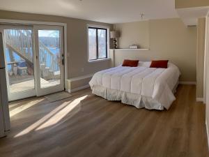 Postel nebo postele na pokoji v ubytování Candlewood Lake - Cozy private room by the lake