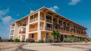 里奧阿查的住宿－On Vacation Wayira Beach，蓝天海滩上的建筑