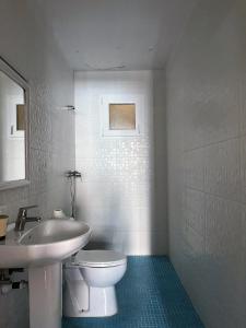 サンタ・コロマ・デ・ファルネルスにあるFonda Joanの白いバスルーム(トイレ、シンク付)