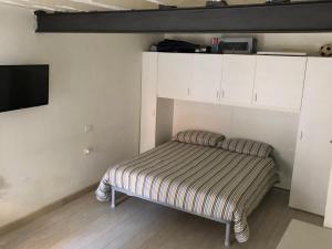 A bed or beds in a room at Santi Apostoli Apartment