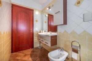 A bathroom at Trivano Panoramico Villasimius Még 12 kép