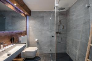 クランにあるL'appartement de Marieのシャワー、トイレ、洗面台を備えたバスルーム