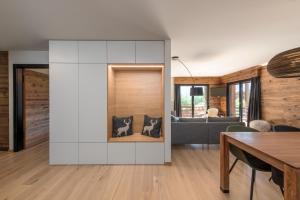 クランにあるL'appartement de Marieのテーブルとソファのあるリビングルーム