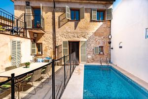 uma varanda com piscina num edifício em Albuqassim a modern townhouse in Pollensa, with heated pool em Pollença