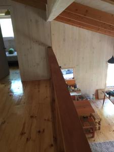 a staircase in a room with a wooden floor at Cabaña Icalma, ahora con Tinaja in Curacautín