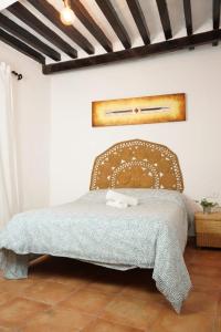 una camera con un letto di Mascotas 2 a Benaocaz