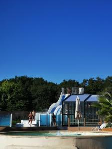 - un toboggan dans un parc aquatique avec des personnes y séjournant dans l'établissement MOBIL HOME Climatisé G058, à Aureilhan