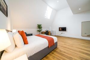 TV a/nebo společenská místnost v ubytování Equitable Hotel